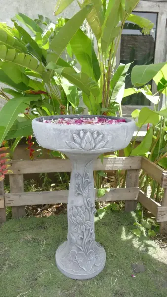 Artikelbild 2 des Artikels “Bandung - Schale mit Lotosmotiv, einzelne Blüte, Ø 50 cm | Steinguss “
